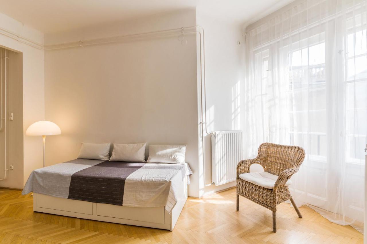 Klauzal apartment w/3 bedrooms, french balcony Boedapest Buitenkant foto