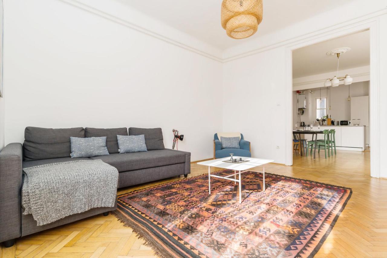 Klauzal apartment w/3 bedrooms, french balcony Boedapest Buitenkant foto
