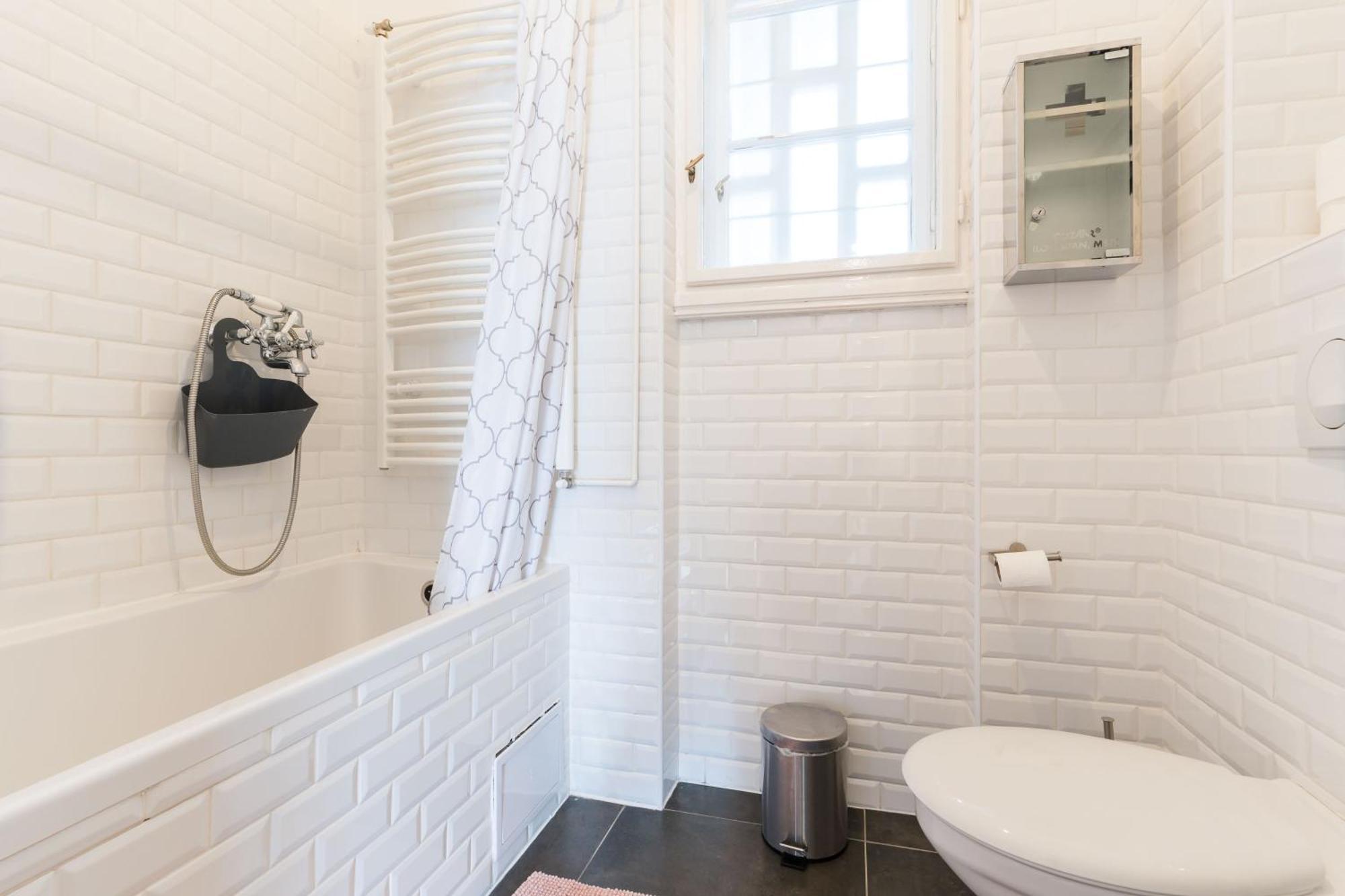 Klauzal apartment w/3 bedrooms, french balcony Boedapest Buitenkant foto