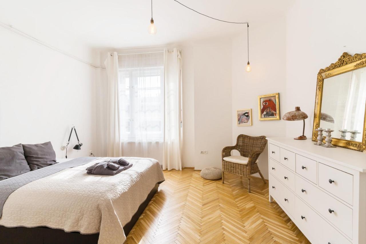 Klauzal apartment w/3 bedrooms, french balcony Boedapest Buitenkant foto