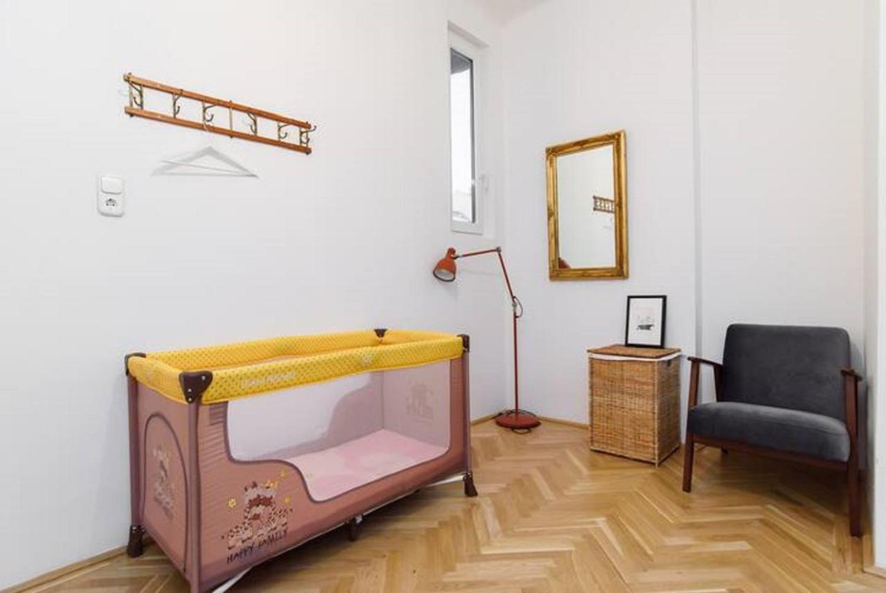Klauzal apartment w/3 bedrooms, french balcony Boedapest Buitenkant foto