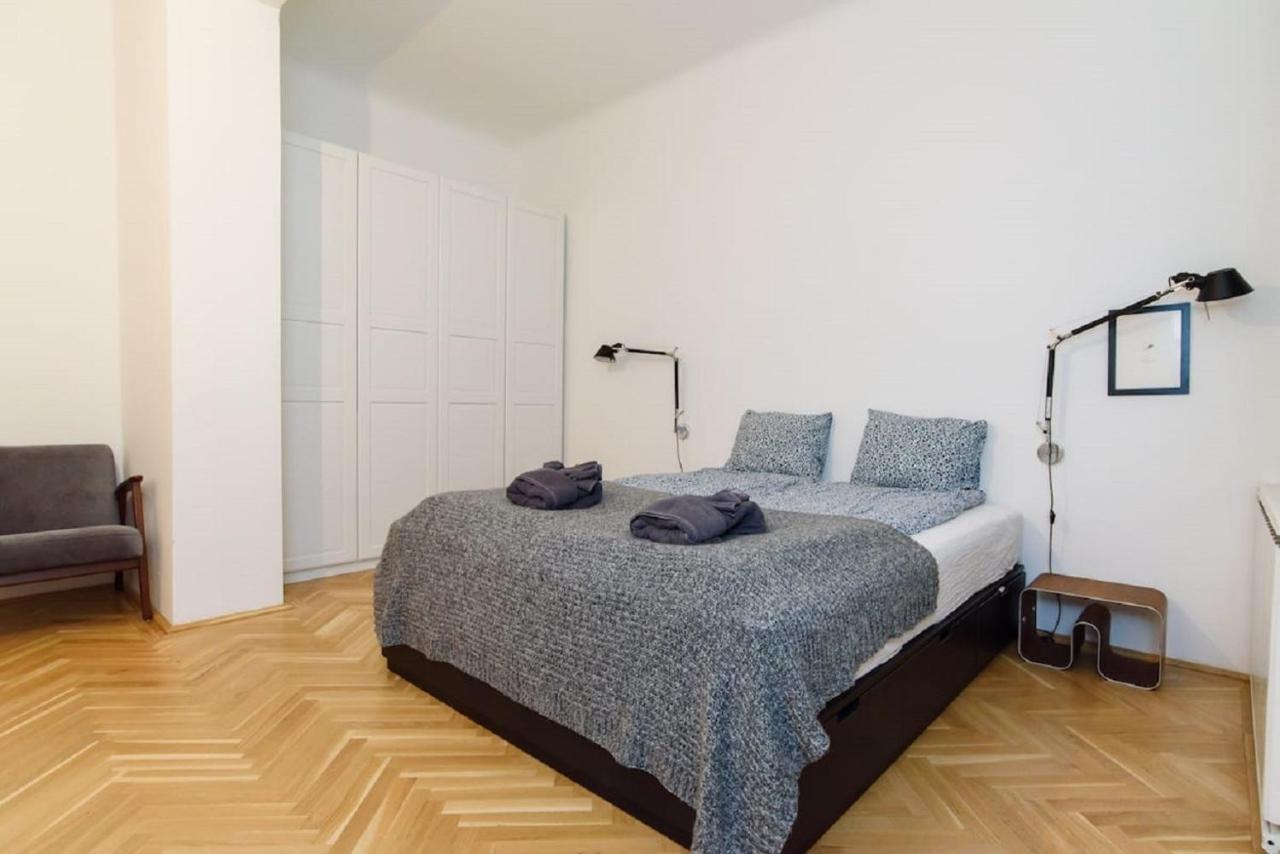 Klauzal apartment w/3 bedrooms, french balcony Boedapest Buitenkant foto