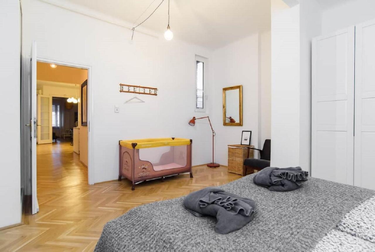Klauzal apartment w/3 bedrooms, french balcony Boedapest Buitenkant foto