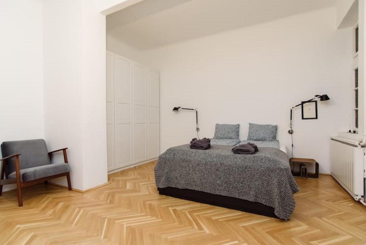Klauzal apartment w/3 bedrooms, french balcony Boedapest Buitenkant foto