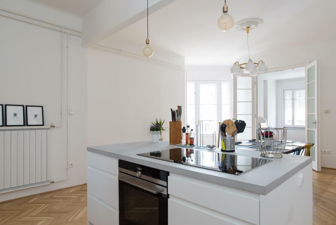 Klauzal apartment w/3 bedrooms, french balcony Boedapest Buitenkant foto
