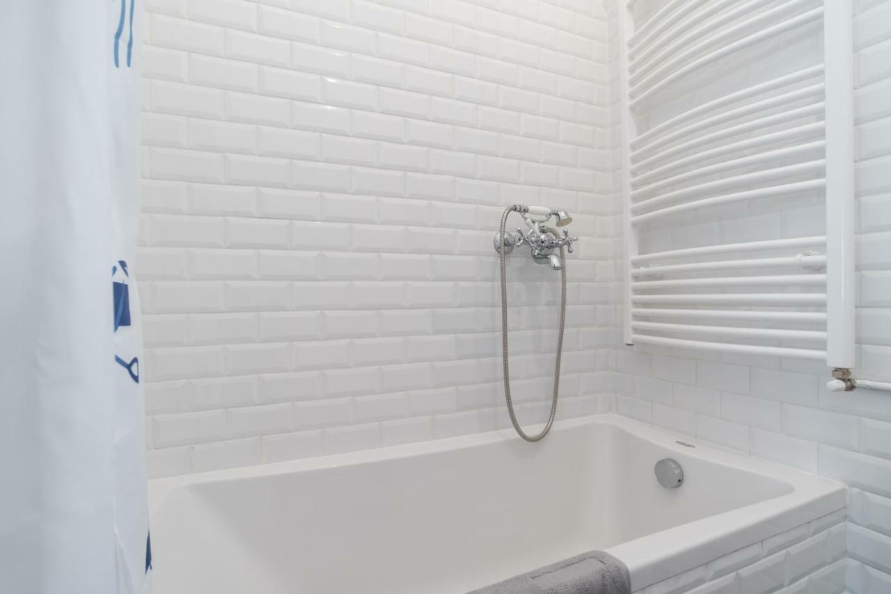 Klauzal apartment w/3 bedrooms, french balcony Boedapest Buitenkant foto