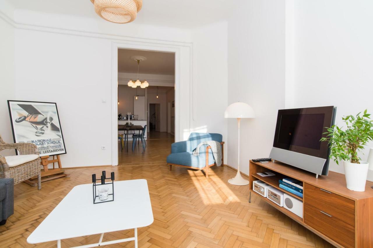 Klauzal apartment w/3 bedrooms, french balcony Boedapest Buitenkant foto