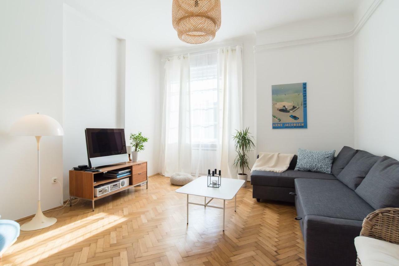 Klauzal apartment w/3 bedrooms, french balcony Boedapest Buitenkant foto