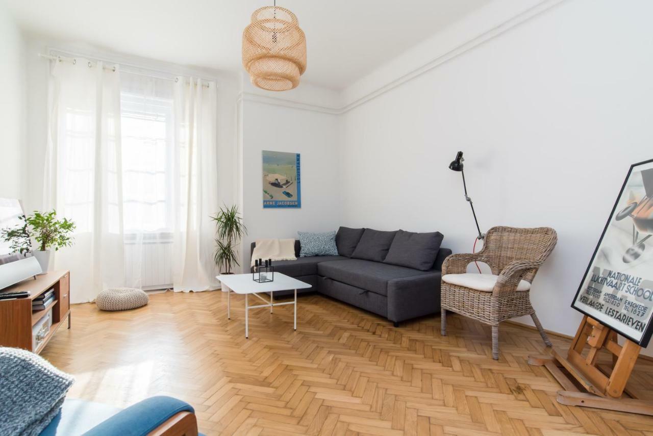 Klauzal apartment w/3 bedrooms, french balcony Boedapest Buitenkant foto