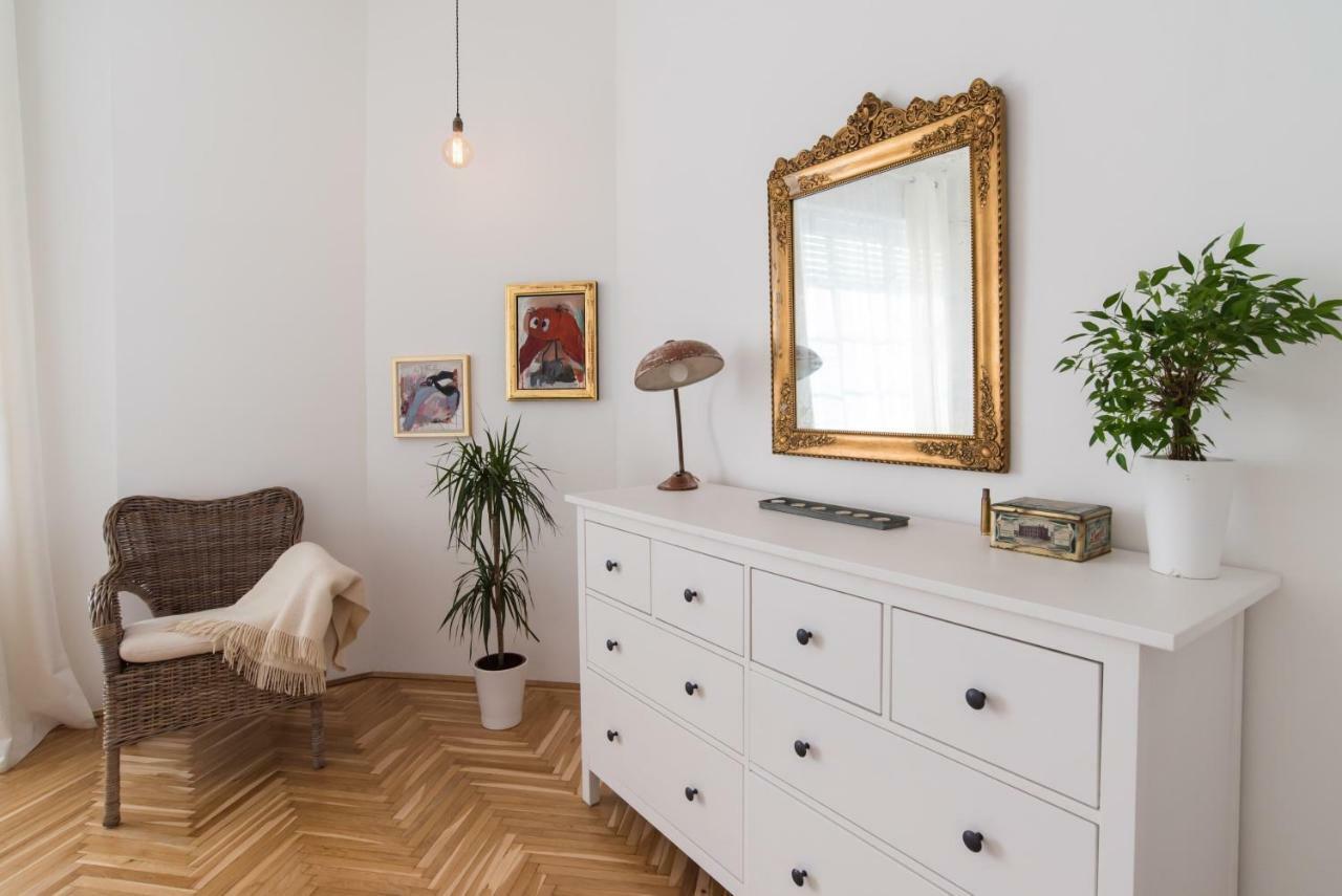 Klauzal apartment w/3 bedrooms, french balcony Boedapest Buitenkant foto