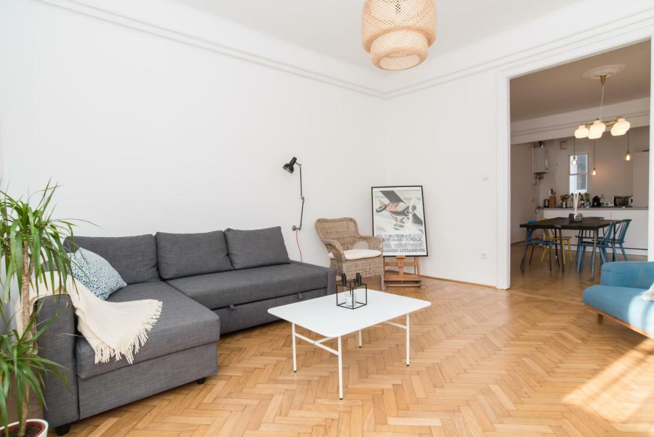Klauzal apartment w/3 bedrooms, french balcony Boedapest Buitenkant foto