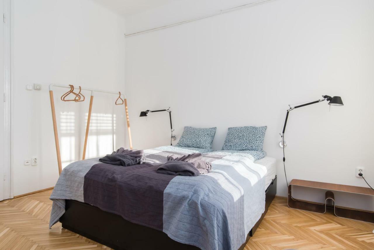 Klauzal apartment w/3 bedrooms, french balcony Boedapest Buitenkant foto