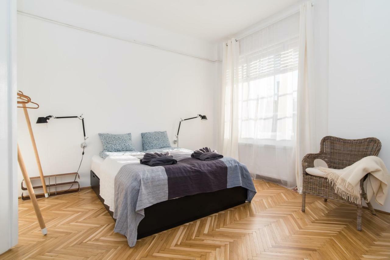 Klauzal apartment w/3 bedrooms, french balcony Boedapest Buitenkant foto